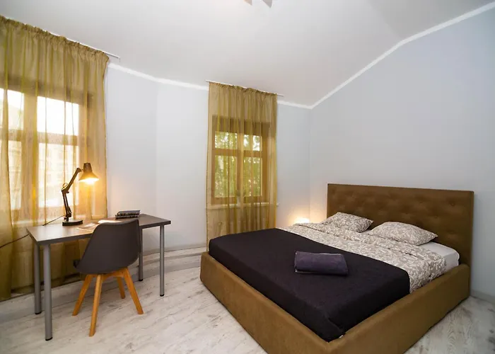 Charming 3-Bedroom City Center Flat
